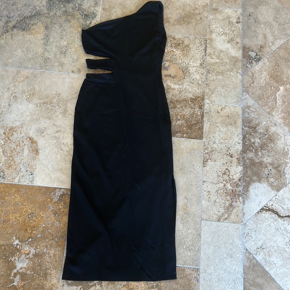 Alice +Olivia Black One Shoulder Cut Fitted Midi Dress - Picture 4 of 5